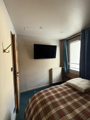 Télévision ou salle de divertissement dans l'établissement MyHome - L'Absinthe Bleue - Appartement 4-6 personnes neuf 4 étoiles - balcon sud- ski aux pieds - Tignes Val Claret