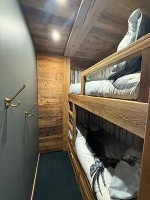Un ou plusieurs lits superposés dans un hébergement de l'établissement MyHome - L'Absinthe Bleue - Appartement 4-6 personnes neuf 4 étoiles - balcon sud- ski aux pieds - Tignes Val Claret