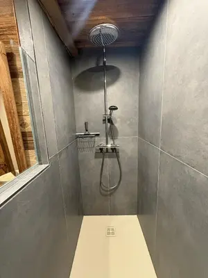 Salle de bains dans l'établissement MyHome - L'Absinthe Bleue - Appartement 4-6 personnes neuf 4 étoiles - balcon sud- ski aux pieds - Tignes Val Claret