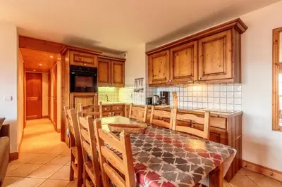 Cuisine ou kitchenette dans l'établissement Résidence Saint Bernard G - ST BERNARD B5-B6 MAE-0231