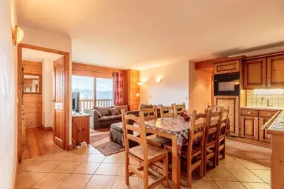 Cuisine ou kitchenette dans l'établissement Résidence Saint Bernard G - ST BERNARD B5-B6 MAE-0231