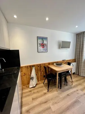 Télévision ou salle de divertissement dans l'établissement Chantelouve 218 Nice South facing apartment