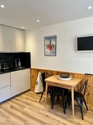 Cuisine ou kitchenette dans l'établissement Chantelouve 218 Nice South facing apartment