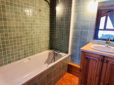 Salle de bains dans l'établissement Duplex Familial Accueillant Pralognan - FR-1-464-244