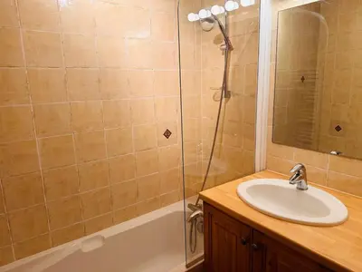 Salle de bains dans l'établissement Duplex Familial Accueillant Pralognan - FR-1-464-244