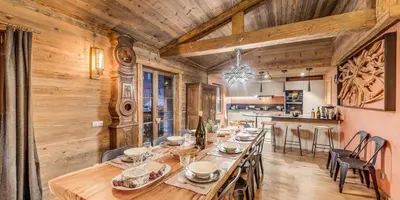 Restaurant ou autre lieu de restauration dans l'établissement Chalet La Sachette - Chalets pour 14 Personnes MAE-1831