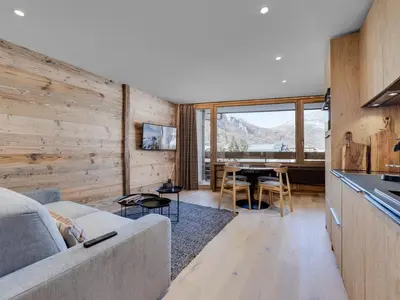 Cuisine ou kitchenette dans l'établissement Charmant Appartement Centre Val d'Isère - 4 Pers, Balcon, WiFi - FR-1-567-130