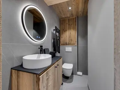 Salle de bains dans l'établissement Charmant Appartement Centre Val d'Isère - 4 Pers, Balcon, WiFi - FR-1-567-130