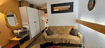 Coin salon dans l'établissement Arcs 1800 Résidence Bellecote Studio 4 personnes et 1 bébé skis aux pieds