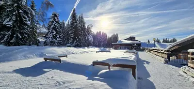 L'établissement Arcs 1800 Résidence Bellecote Studio 4 personnes et 1 bébé skis aux pieds en hiver