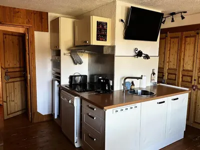 Cuisine ou kitchenette dans l'établissement Résidence Croix Du Sud - Spacieux et agréable appartement · Cœur de station · Vue vallée · Balcon MAE-7551