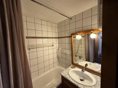 Salle de bains dans l'établissement Résidence Croix Du Sud - Spacieux et agréable appartement · Cœur de station · Vue vallée · Balcon MAE-7551