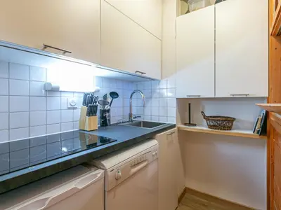 Cuisine ou kitchenette dans l'établissement Appartement classique avec Wifi, 2 ch., Val-d'Isère - FR-1-694-374
