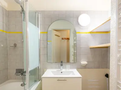 Salle de bains dans l'établissement Appartement classique avec Wifi, 2 ch., Val-d'Isère - FR-1-694-374