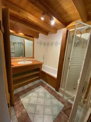 Salle de bains dans l'établissement 3 Chalets Paradiski, les Arcs Peisey Vallandry - 10 personne x 3