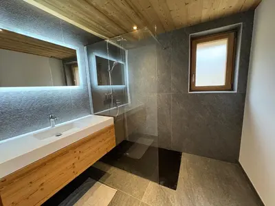 Salle de bains dans l'établissement CHALET BELLECOTE 1500 - 12 personnes PEISEY NANCROIX - LES ARCS - LA PLAGNE - PARADISKI