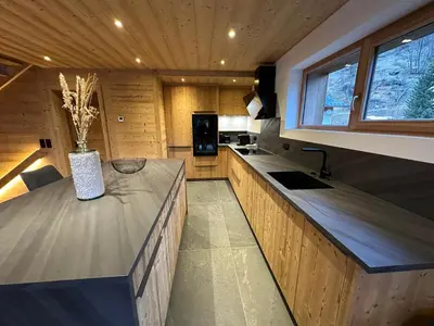 Cuisine ou kitchenette dans l'établissement CHALET BELLECOTE 1500 - 12 personnes PEISEY NANCROIX - LES ARCS - LA PLAGNE - PARADISKI