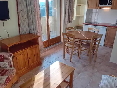 Cuisine ou kitchenette dans l'établissement Terrasses D 502 PARC NAT VANOISE appart 4 pers