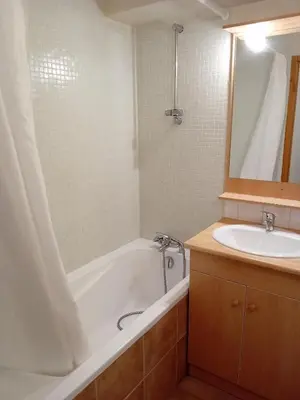 Salle de bains dans l'établissement Terrasses D 308 PARC NAT VANOISE appart 4 pers