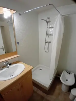 Salle de bains dans l'établissement Terrasses D 305 PARC NAT VANOISE appart 4 pers