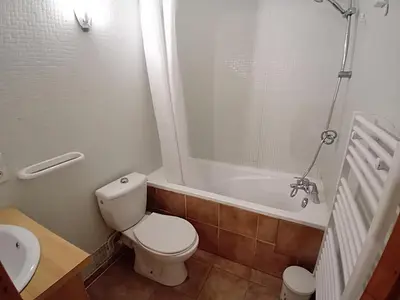 Salle de bains dans l'établissement Terrasses D 101 PARC NAT VANOISE appart 4 pers