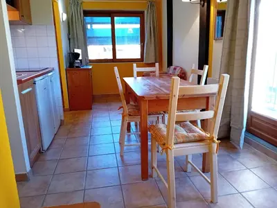 Cuisine ou kitchenette dans l'établissement Terrasses E 404 PARC NAT VANOISE appart 6 pers