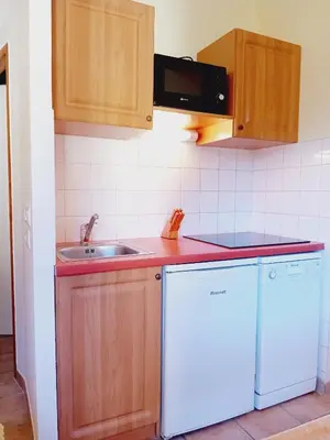Cuisine ou kitchenette dans l'établissement Terrasses E 404 PARC NAT VANOISE appart 6 pers