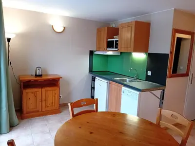 Cuisine ou kitchenette dans l'établissement Terrasses D 302 PARC NAT VANOISE appart 4 pers