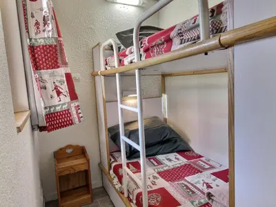 Un ou plusieurs lits dans un hébergement de l'établissement Studio cabine 4 pers au pied des pistes avec balcon - FR-1-455-262