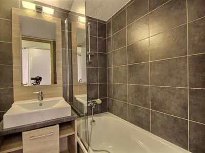 Salle de bains dans l'établissement Studio cabine 4 pers au pied des pistes avec balcon - FR-1-455-262