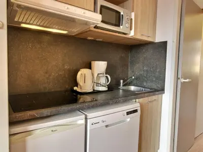 Cuisine ou kitchenette dans l'établissement Studio cabine 4 pers au pied des pistes avec balcon - FR-1-455-262