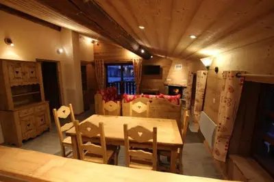 Coin salon dans l'établissement Chalet La Clavarine