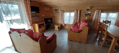 Coin salon dans l'établissement Chalet La Clavarine