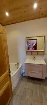 Salle de bains dans l'établissement Chalet La Clavarine