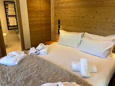 Un ou plusieurs lits dans un hébergement de l'établissement Ski In-Ski Out Luxe Chalet Apartment in Arc 1950 - Newly Renovated