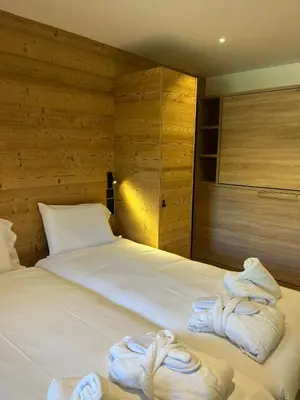 Un ou plusieurs lits dans un hébergement de l'établissement Ski In-Ski Out Luxe Chalet Apartment in Arc 1950 - Newly Renovated