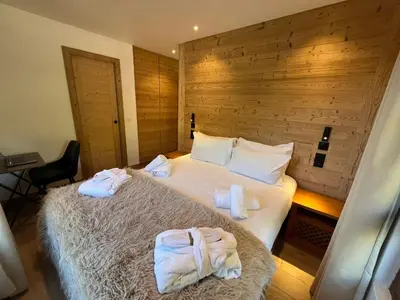 Un ou plusieurs lits dans un hébergement de l'établissement Ski In-Ski Out Luxe Chalet Apartment in Arc 1950 - Newly Renovated