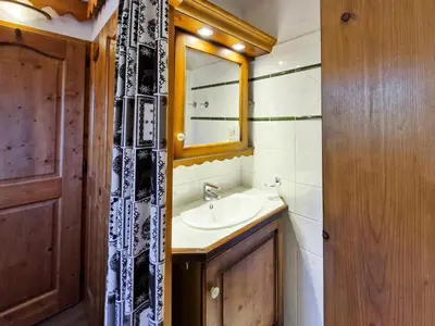 Salle de bains dans l'établissement Résidence Roselend - Charmant appartement de 3 pièces situé dans une résidence au village du Chantel, proche des pistes et avec piscine. MAE-4441