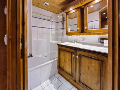 Salle de bains dans l'établissement Résidence Roselend - Charmant appartement de 3 pièces situé dans une résidence au village du Chantel, proche des pistes et avec piscine. MAE-4441