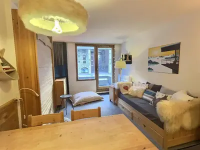 Coin salon dans l'établissement Confortable 2 pièces à Val-d'Isère avec balcon sud, idéal pour 5 personnes, animaux acceptés - FR-1-411-958