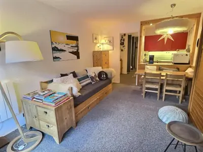 Coin salon dans l'établissement Confortable 2 pièces à Val-d'Isère avec balcon sud, idéal pour 5 personnes, animaux acceptés - FR-1-411-958