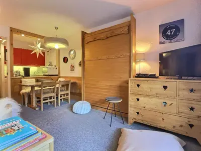 Télévision ou salle de divertissement dans l'établissement Confortable 2 pièces à Val-d'Isère avec balcon sud, idéal pour 5 personnes, animaux acceptés - FR-1-411-958