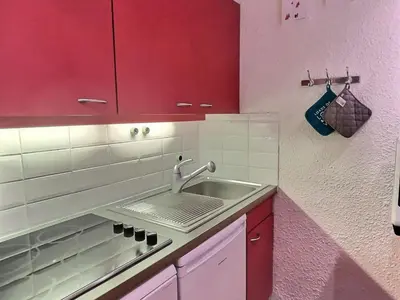 Cuisine ou kitchenette dans l'établissement Confortable 2 pièces à Val-d'Isère avec balcon sud, idéal pour 5 personnes, animaux acceptés - FR-1-411-958