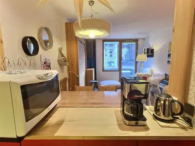 Cuisine ou kitchenette dans l'établissement Confortable 2 pièces à Val-d'Isère avec balcon sud, idéal pour 5 personnes, animaux acceptés - FR-1-411-958
