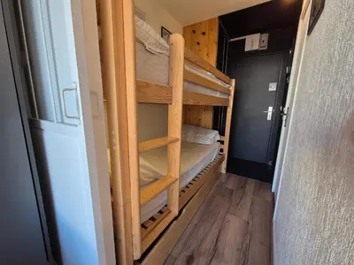 Un ou plusieurs lits dans un hébergement de l'établissement HCLUB 45 - Charmant studio cabine, 4pers - Tignes Le Lac