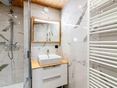 Salle de bains dans l'établissement Apartment Les Hauts du Val Claret - Val Claret-27 by Interhome