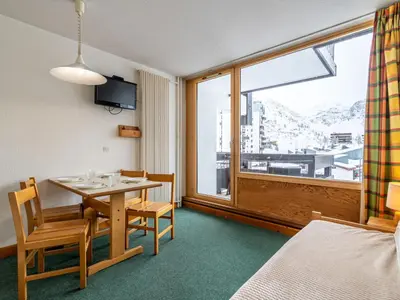Télévision ou salle de divertissement dans l'établissement Studio Home Club - Lavachet-13 by Interhome