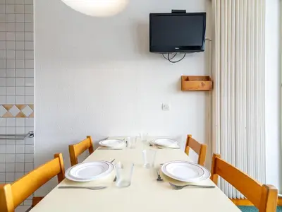 Télévision ou salle de divertissement dans l'établissement Studio Home Club - Lavachet-13 by Interhome