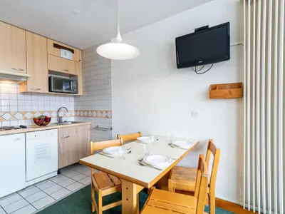 Cuisine ou kitchenette dans l'établissement Studio Home Club - Lavachet-13 by Interhome