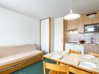Cuisine ou kitchenette dans l'établissement Studio Home Club - Lavachet-13 by Interhome